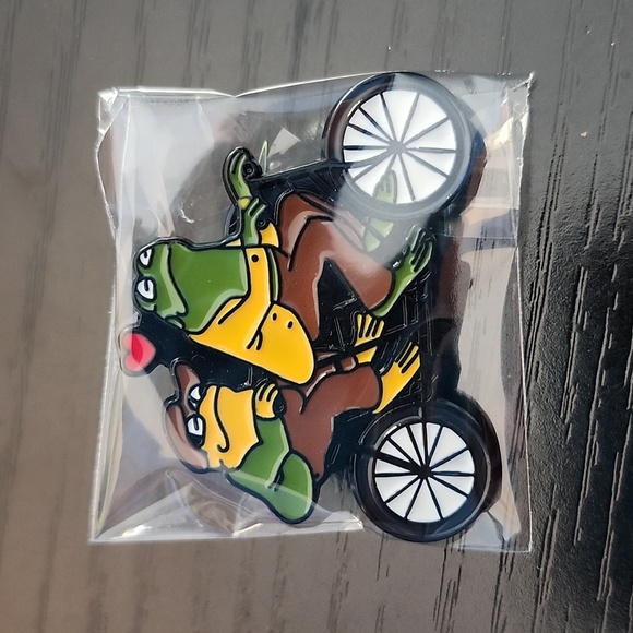 Frog and Toad Enamel Pin - Picture 3 of 3